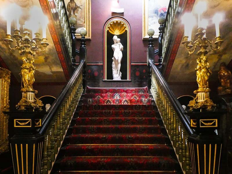 Дорожка на лестнице в роскошном интерьере